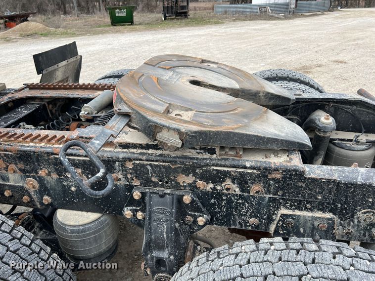 image for item KR9519 1997 Peterbilt 385  semi truck