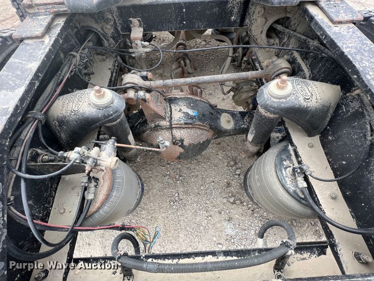 image for item KR9519 1997 Peterbilt 385  semi truck