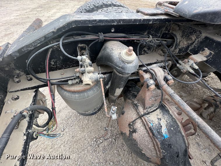 image for item KR9519 1997 Peterbilt 385  semi truck