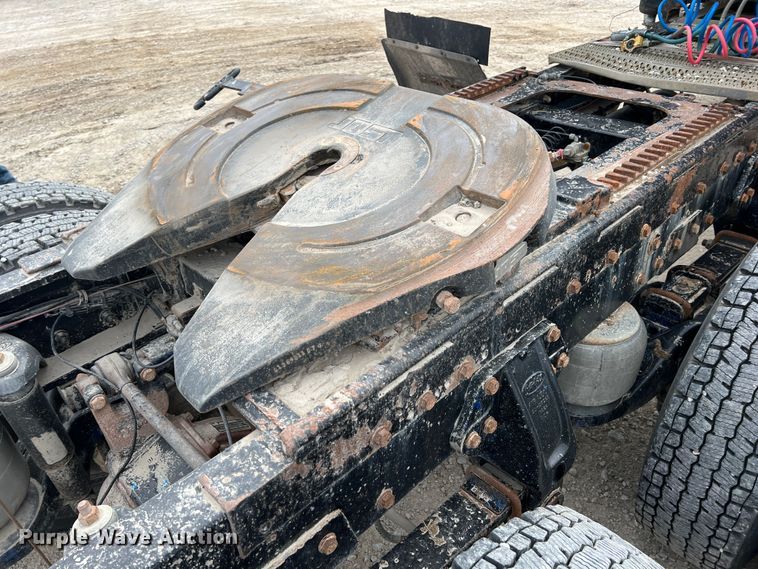 image for item KR9519 1997 Peterbilt 385  semi truck