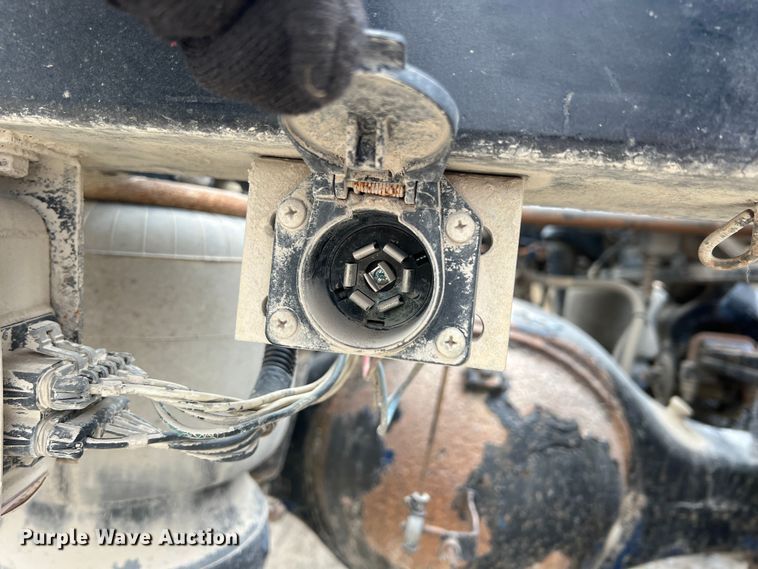 image for item KR9519 1997 Peterbilt 385  semi truck