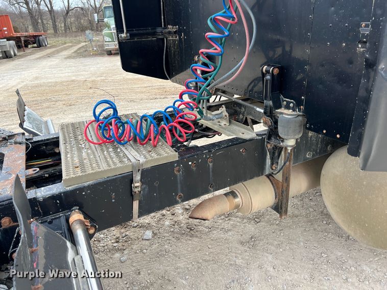 image for item KR9519 1997 Peterbilt 385  semi truck