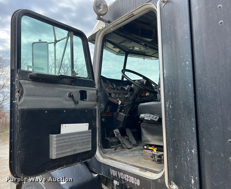 image for item KR9519 1997 Peterbilt 385  semi truck