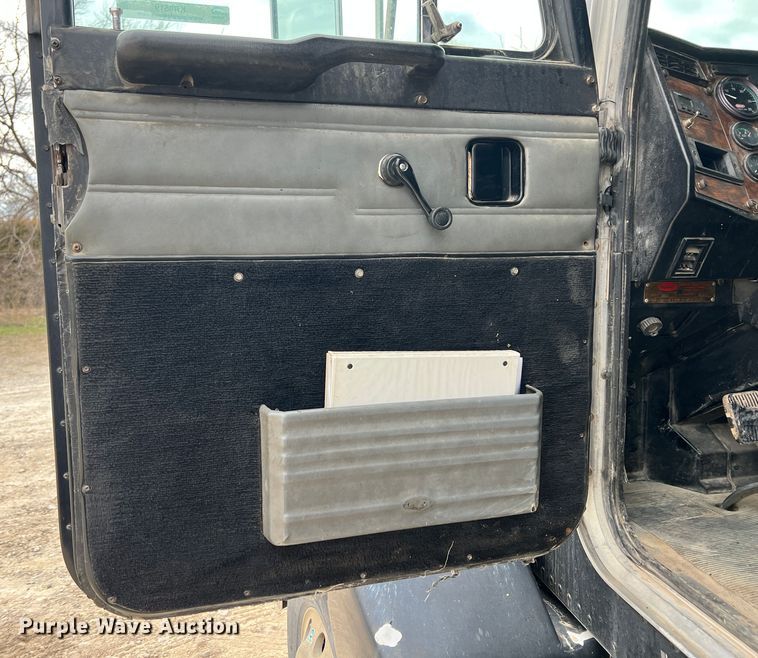 image for item KR9519 1997 Peterbilt 385  semi truck