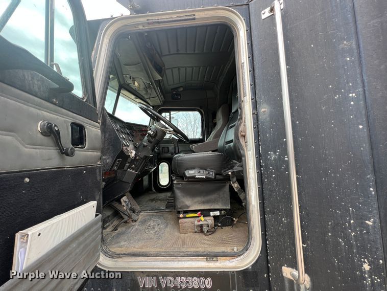 image for item KR9519 1997 Peterbilt 385  semi truck