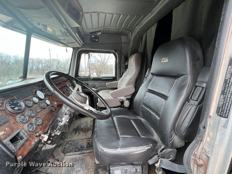 image for item KR9519 1997 Peterbilt 385  semi truck