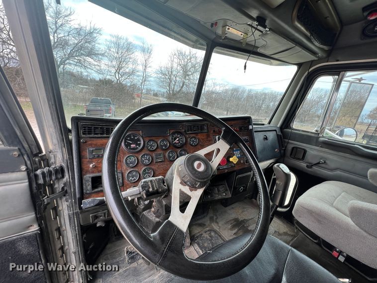 image for item KR9519 1997 Peterbilt 385  semi truck