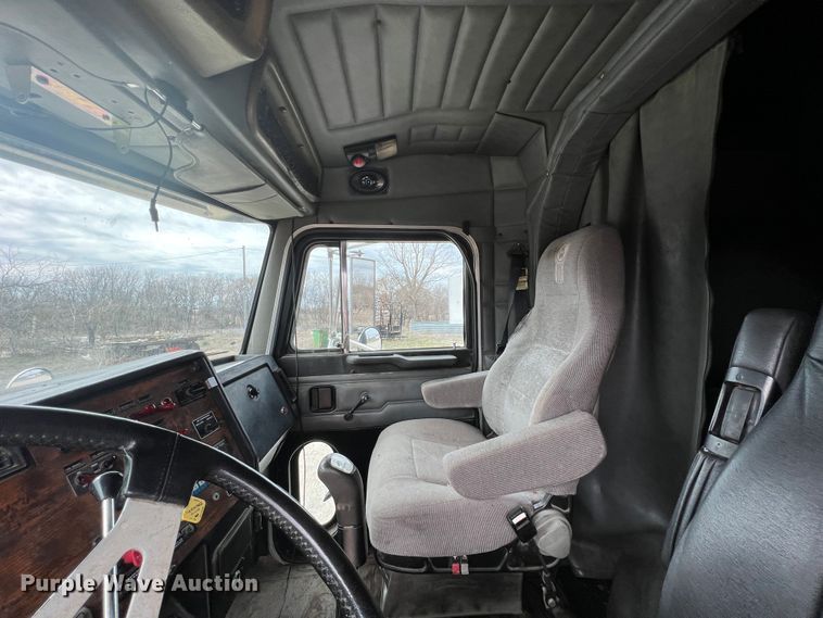 image for item KR9519 1997 Peterbilt 385  semi truck