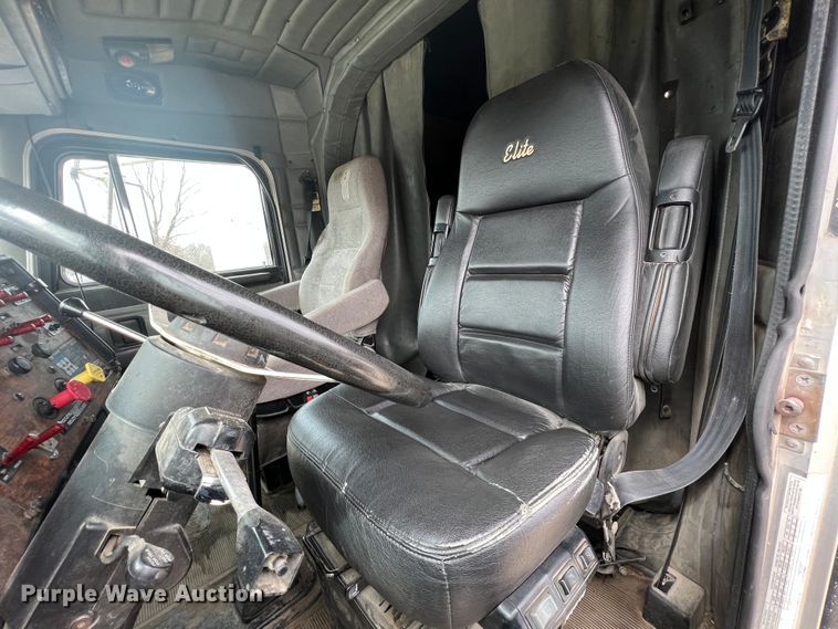 image for item KR9519 1997 Peterbilt 385  semi truck