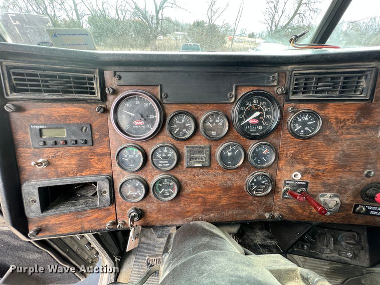 image for item KR9519 1997 Peterbilt 385  semi truck