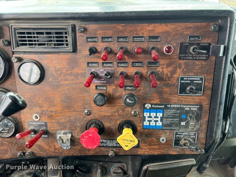 image for item KR9519 1997 Peterbilt 385  semi truck