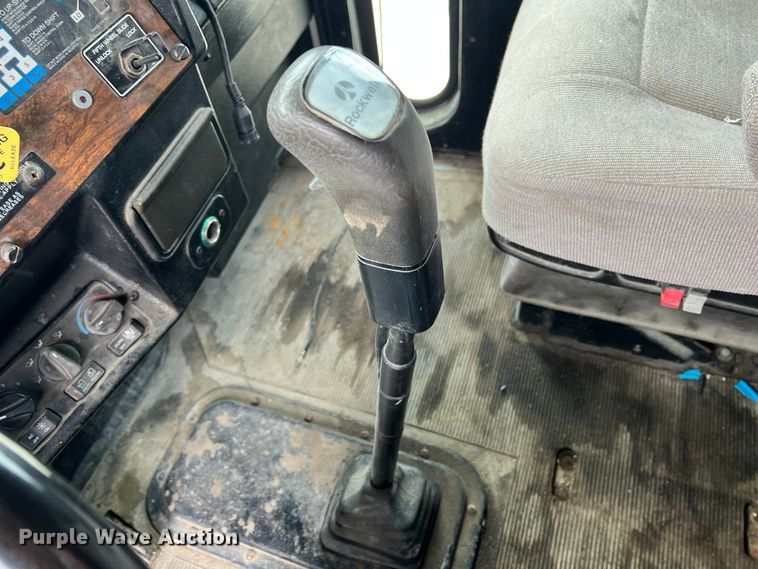 image for item KR9519 1997 Peterbilt 385  semi truck