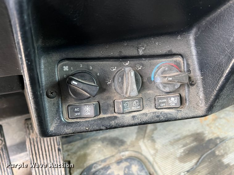 image for item KR9519 1997 Peterbilt 385  semi truck