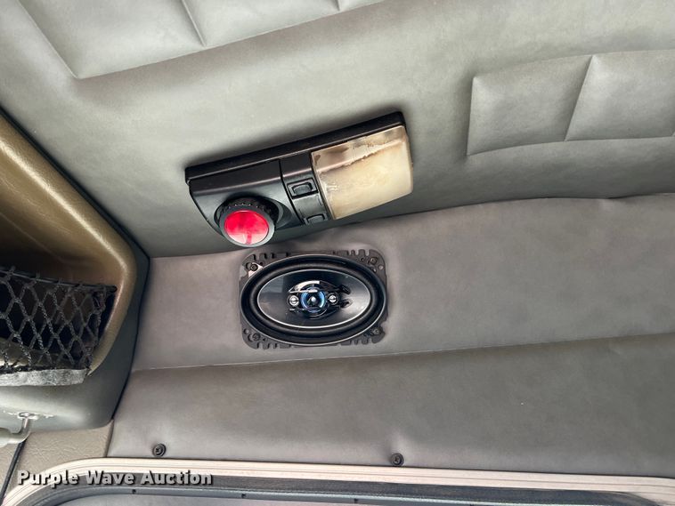 image for item KR9519 1997 Peterbilt 385  semi truck