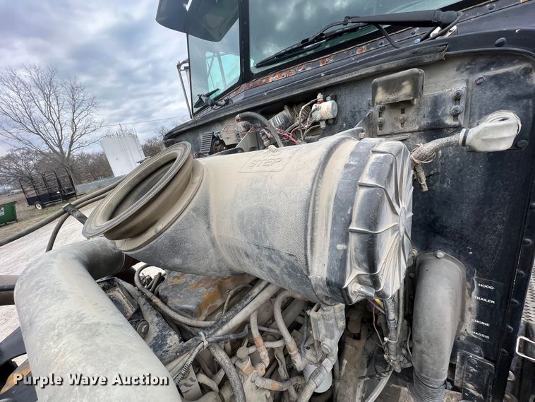 image for item KR9519 1997 Peterbilt 385  semi truck