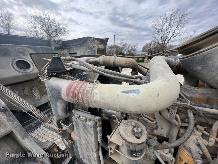 image for item KR9519 1997 Peterbilt 385  semi truck