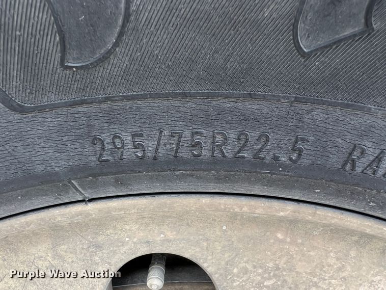 image for item KR9519 1997 Peterbilt 385  semi truck