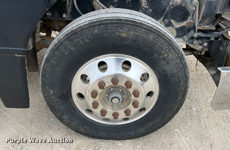 image for item KR9519 1997 Peterbilt 385  semi truck