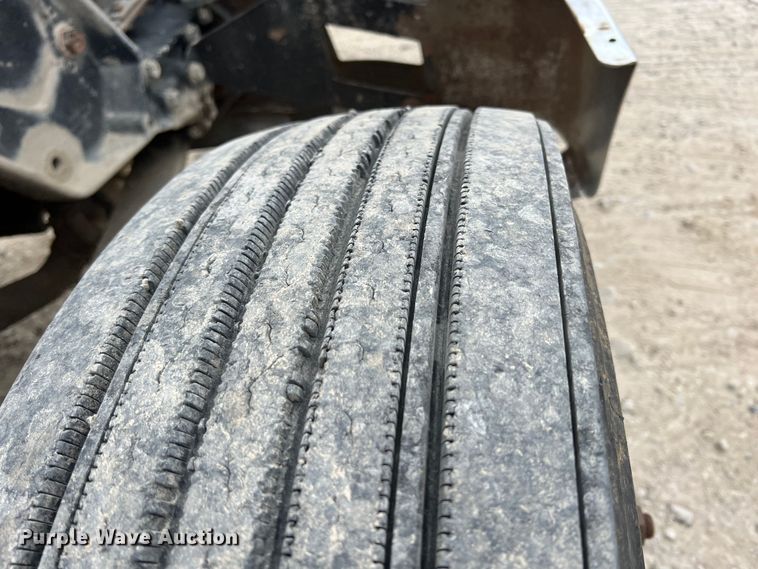 image for item KR9519 1997 Peterbilt 385  semi truck