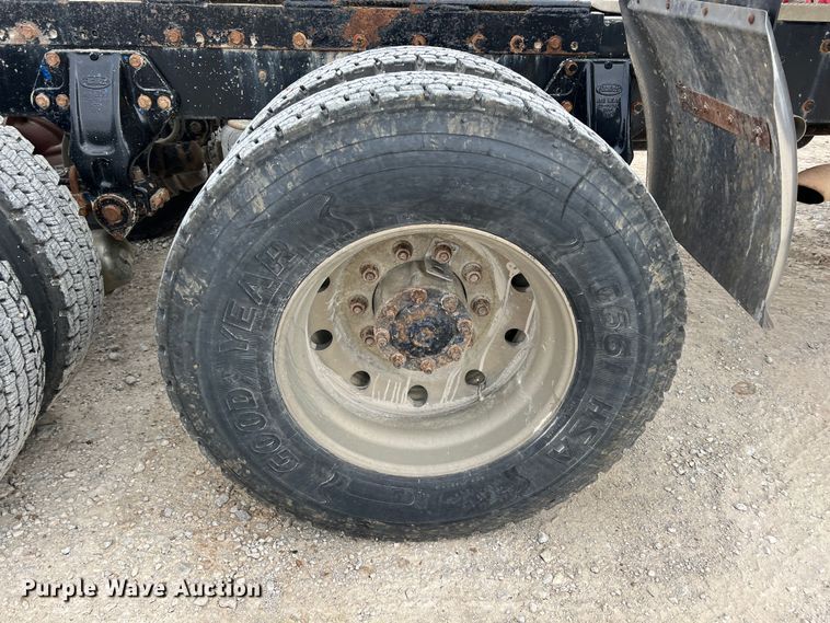 image for item KR9519 1997 Peterbilt 385  semi truck