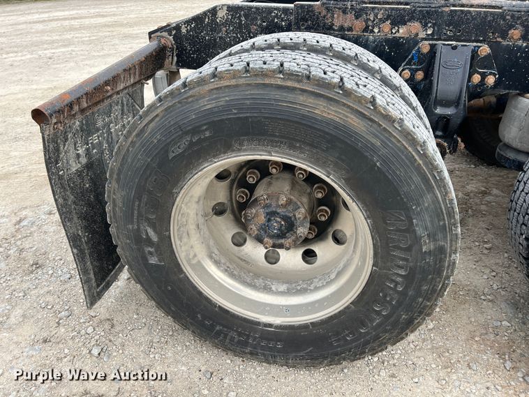 image for item KR9519 1997 Peterbilt 385  semi truck