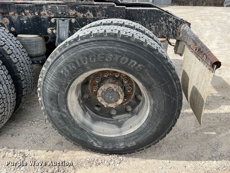 image for item KR9519 1997 Peterbilt 385  semi truck