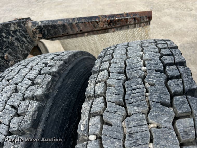 image for item KR9519 1997 Peterbilt 385  semi truck