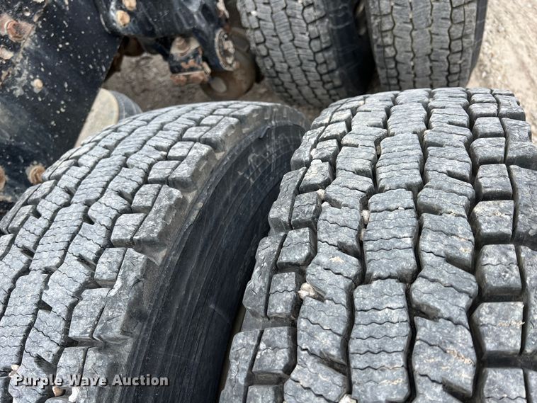 image for item KR9519 1997 Peterbilt 385  semi truck