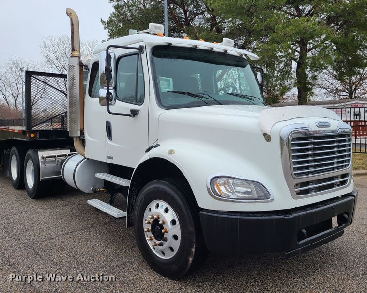 image for item LH9965 2005 Freightliner Business Class M2  semi truck