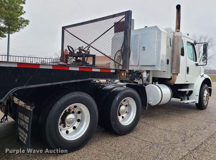 image for item LH9965 2005 Freightliner Business Class M2  semi truck