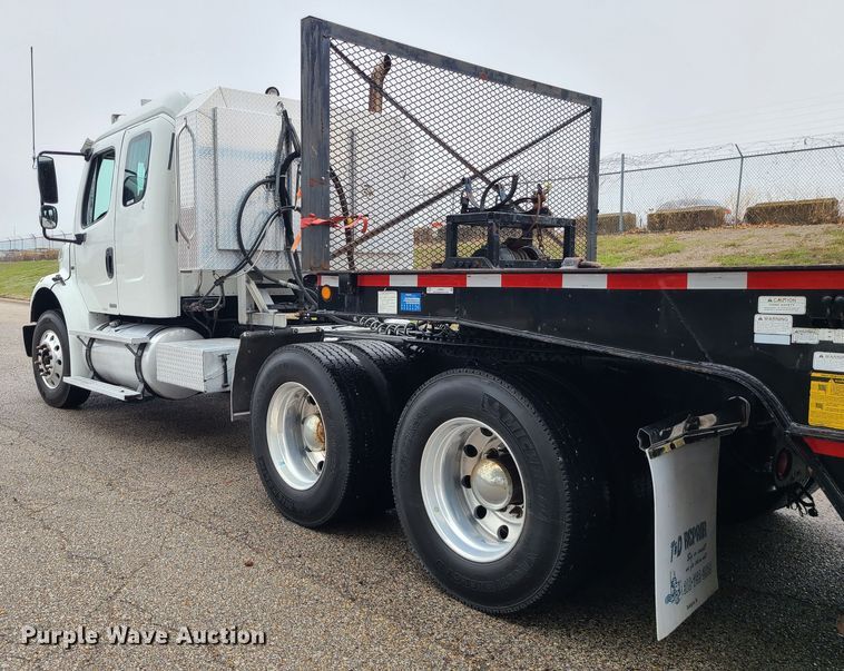 image for item LH9965 2005 Freightliner Business Class M2  semi truck