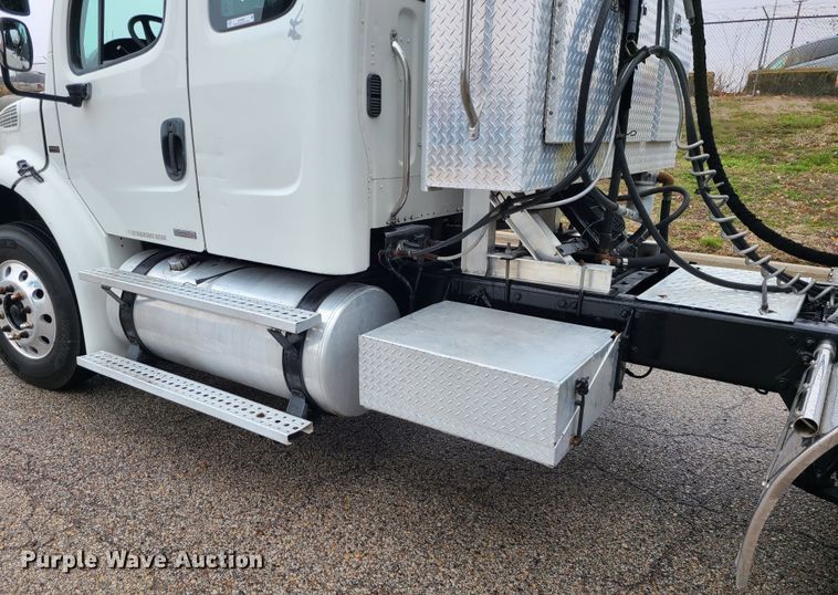 image for item LH9965 2005 Freightliner Business Class M2  semi truck