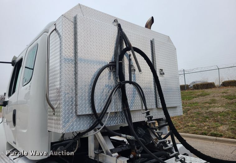 image for item LH9965 2005 Freightliner Business Class M2  semi truck