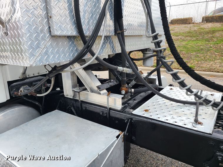 image for item LH9965 2005 Freightliner Business Class M2  semi truck