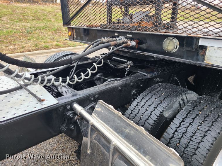 image for item LH9965 2005 Freightliner Business Class M2  semi truck