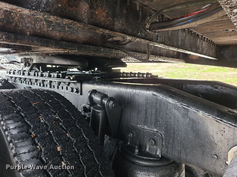 image for item LH9965 2005 Freightliner Business Class M2  semi truck