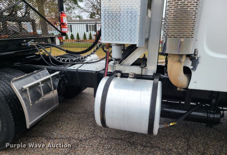 image for item LH9965 2005 Freightliner Business Class M2  semi truck