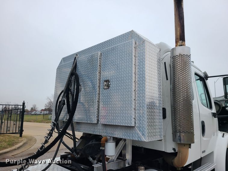 image for item LH9965 2005 Freightliner Business Class M2  semi truck