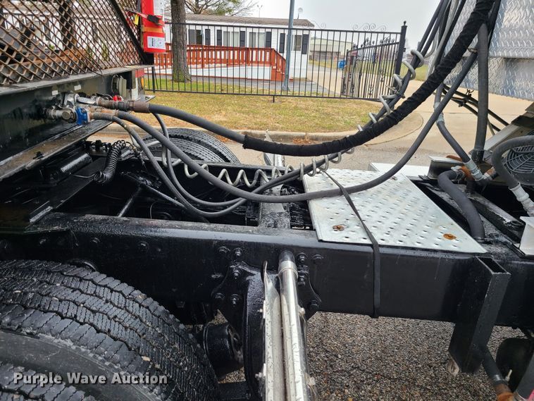 image for item LH9965 2005 Freightliner Business Class M2  semi truck