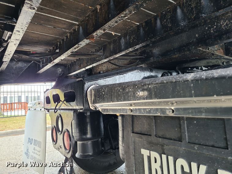 image for item LH9965 2005 Freightliner Business Class M2  semi truck