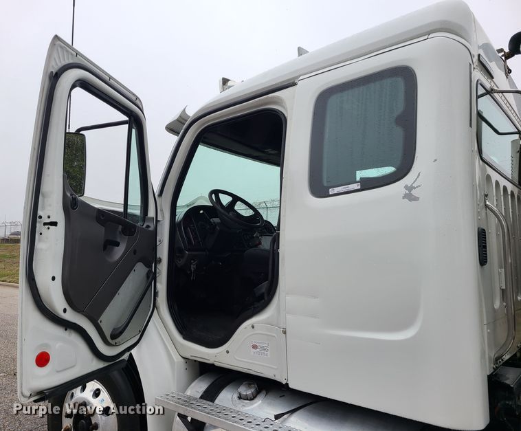 image for item LH9965 2005 Freightliner Business Class M2  semi truck