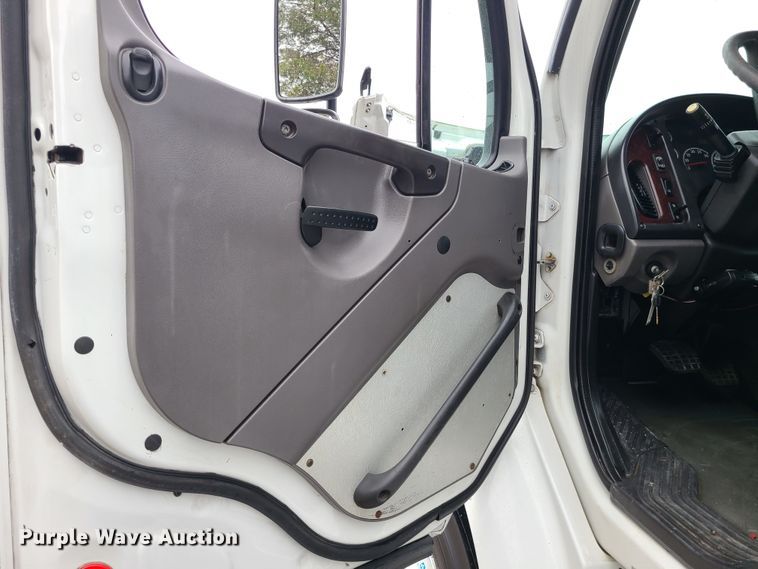 image for item LH9965 2005 Freightliner Business Class M2  semi truck