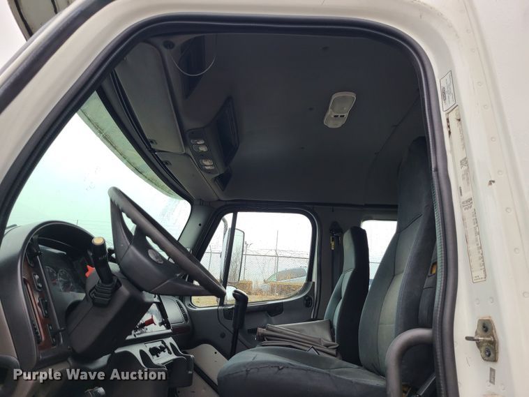 image for item LH9965 2005 Freightliner Business Class M2  semi truck