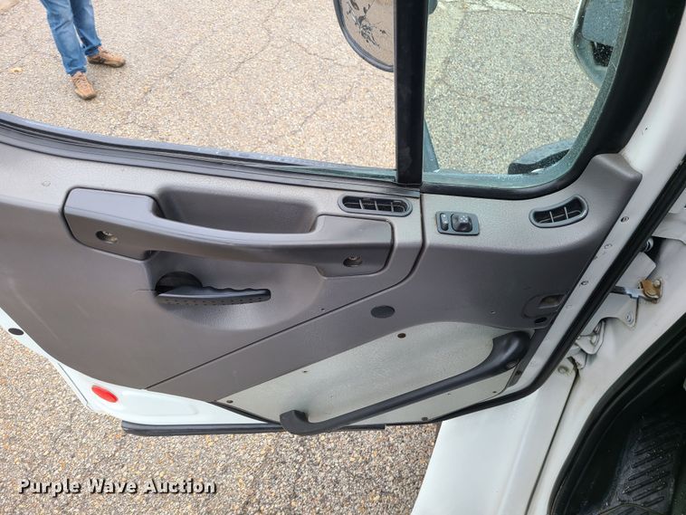 image for item LH9965 2005 Freightliner Business Class M2  semi truck