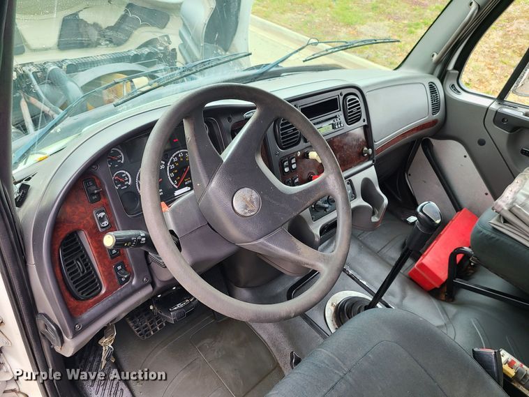 image for item LH9965 2005 Freightliner Business Class M2  semi truck