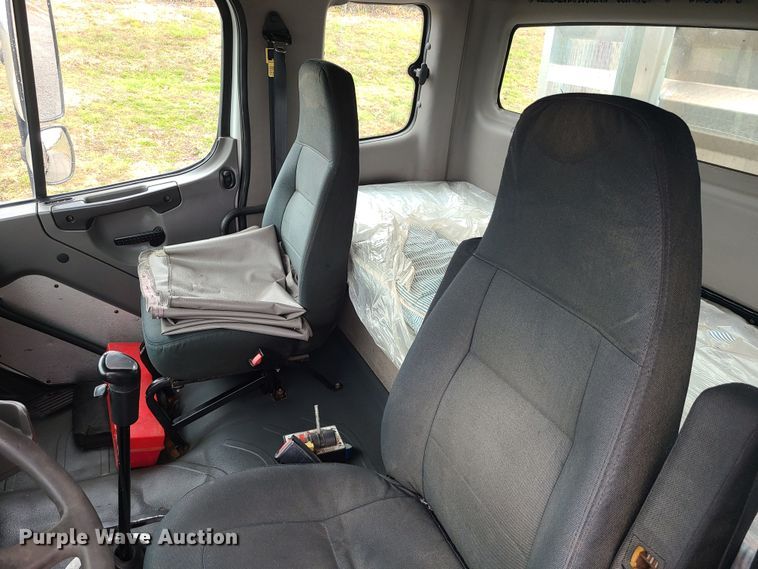 image for item LH9965 2005 Freightliner Business Class M2  semi truck