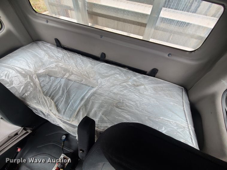 image for item LH9965 2005 Freightliner Business Class M2  semi truck