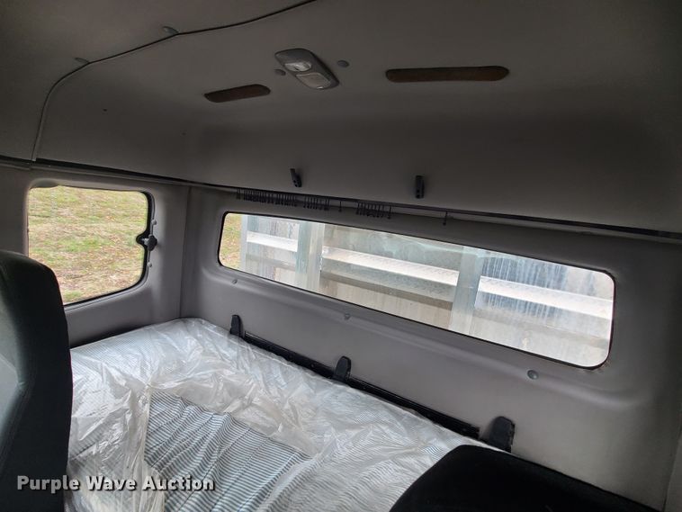 image for item LH9965 2005 Freightliner Business Class M2  semi truck