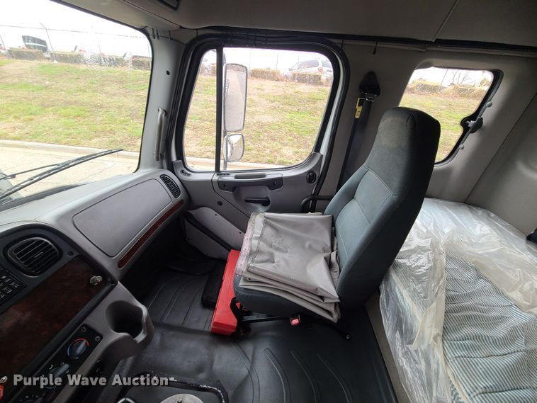 image for item LH9965 2005 Freightliner Business Class M2  semi truck