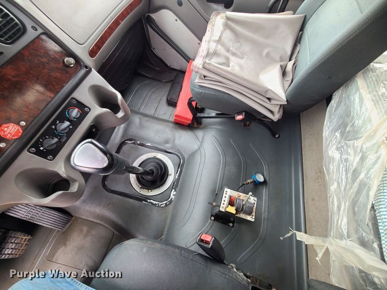 image for item LH9965 2005 Freightliner Business Class M2  semi truck